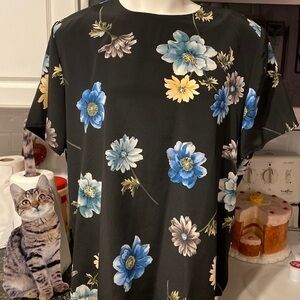 D womens Maggie Sweet short sleeve floral plus size blouse 1x. EUC